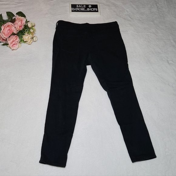 Black High-Rise Skinny Jeans 🦃 - Picture 2 of 3